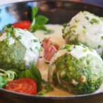 Kvalitní sváteční svíčkovou nebo pečené skopové s knedlíkem a špenátem vám o Velikonocích asi nikdo vyčítat nebude a ani si to sami neupírejte, pokud máte chuť. Místo „svíčkové s pěti“ si však dejte radši „svíčkovou se dvěma“. 