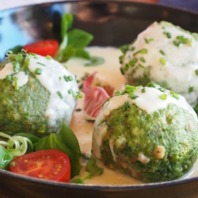 Kvalitní sváteční svíčkovou nebo pečené skopové s knedlíkem a špenátem vám o Velikonocích asi nikdo vyčítat nebude a ani si to sami neupírejte, pokud máte chuť. Místo „svíčkové s pěti“ si však dejte radši „svíčkovou se dvěma“. 