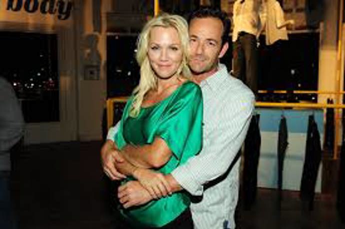 Luke Perry a Jennie Garth spolu chodili i v reálném životě, i když o mnoho let později.