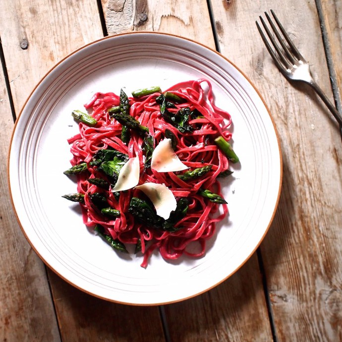 Těstoviny s pestem z červené řepy