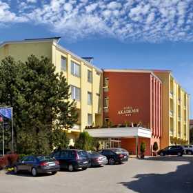 Hotel Akademie Velké Bílovice leží v nejznámější vinařské obci jižní Moravy.