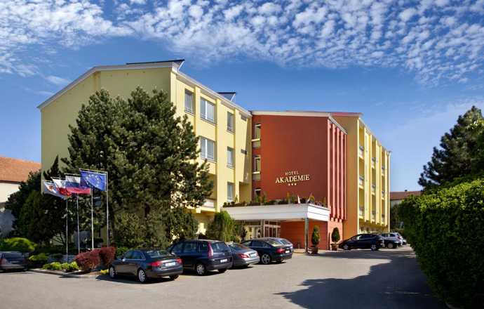 Hotel Akademie Velké Bílovice leží v nejznámější vinařské obci jižní Moravy.