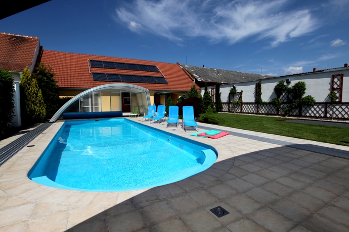 Velké Bílovice se pyšní i bazénem.