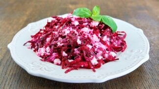 Vitamínovou bombou je i červená řepa s kozím sýrem