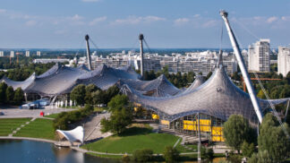 Konstrukce nad olympijským stadionem v Mnichově.