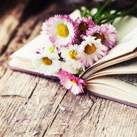 Jarní počasí úplně svádí k tomu přečíst si venku dobrou knihu