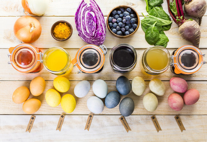 Malování vajíček přírodními surovinami