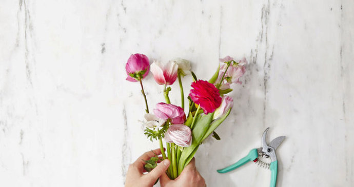 Stonky květin si nastříhejte tak, jak budete potřebovat