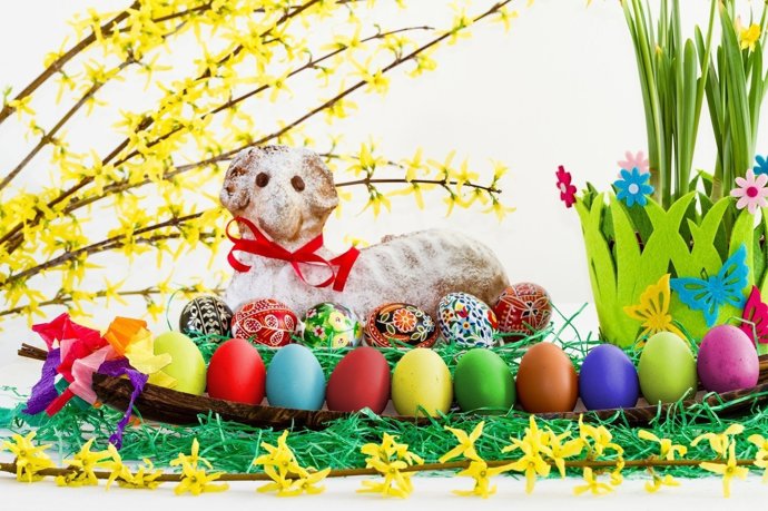 Velikonoční výzdoba, beránek a malovaná vajíčka - svátky jara jsou tu