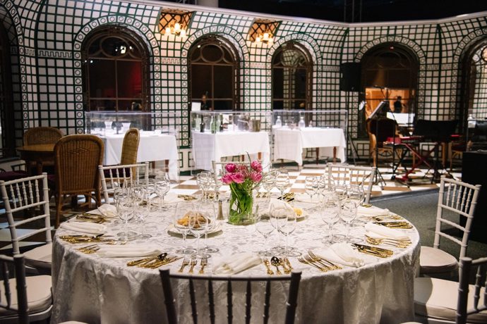 Prostřená tabule na Titaniku.