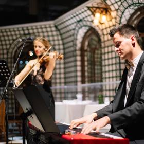 Při večeři hrála i autentická hudba.