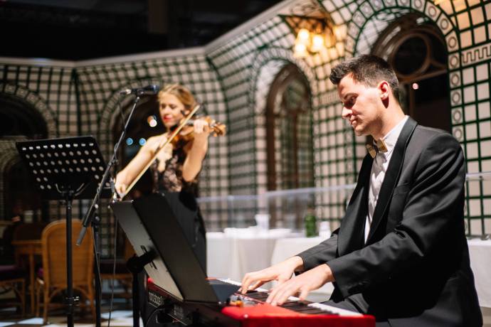 Při večeři hrála i autentická hudba.