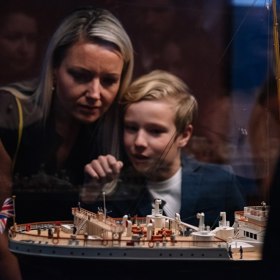 Výstavu i večeři si užívali malí i velcí.