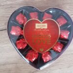 Srdce vypadá celkem efektně, jen nám nějakým způsobem ty červené bonbony evokují, že bude uvnitř griotka. Tak co, bude?