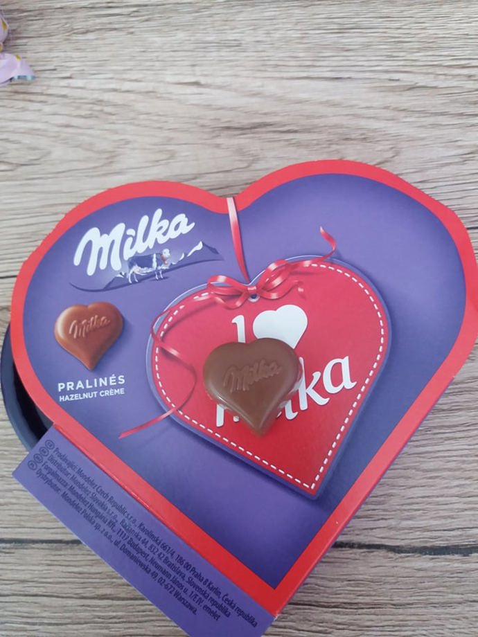 Pralinky Milka jsou sladké jako Milka čokoláda a nachází se v nich lískooříškový krém. Oříšky v něm ale necítíte, jsou rozemlety úplně nadrobno.