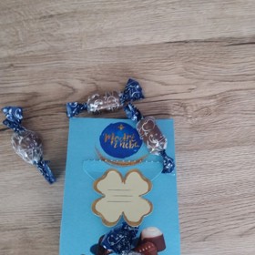 Modré z nebe nabízí několik variant pralinek. My bychom mezi nejchutnější zařadili arašídový nugát s kousky arašídů, který je ale opravdu sladký, nebo pralinku s jemným mandlovým likérem  a kousky mandlí. Naopak nás zklamala hořká pralinka s celým lískovým ořechem.