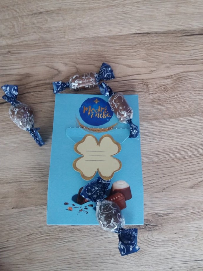 Modré z nebe nabízí několik variant pralinek. My bychom mezi nejchutnější zařadili arašídový nugát s kousky arašídů, který je ale opravdu sladký, nebo pralinku s jemným mandlovým likérem  a kousky mandlí. Naopak nás zklamala hořká pralinka s celým lískovým ořechem.