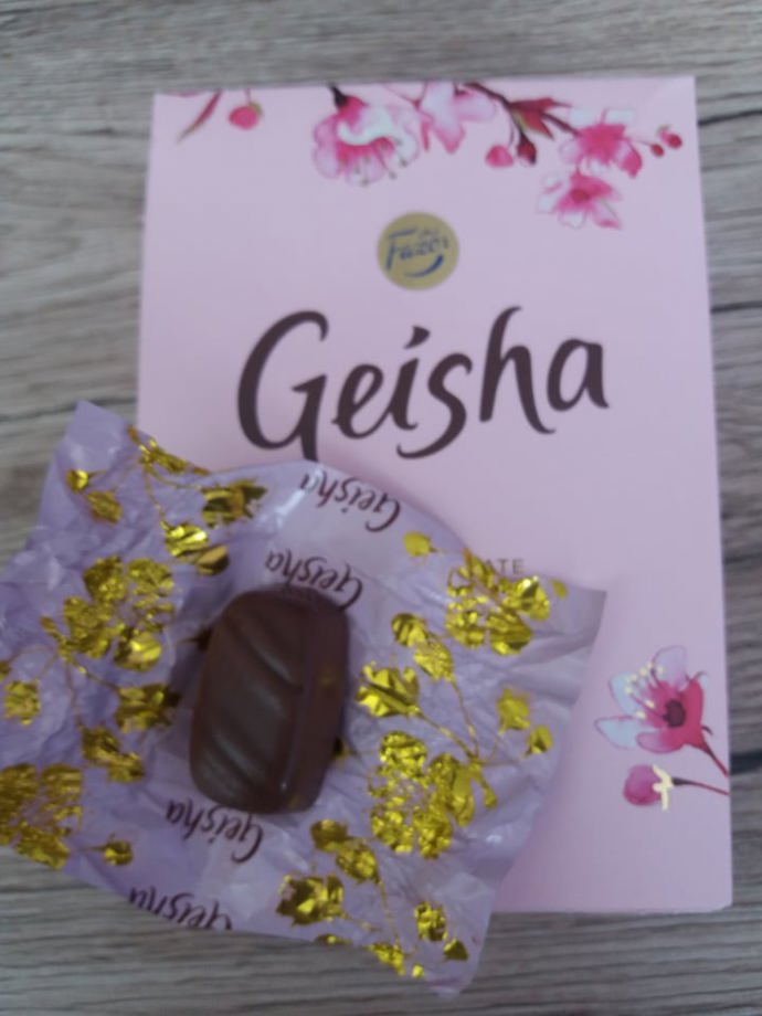 Když se zakousnete do pralinky Geisha, ucítíte příjemné křupání drobounkých lískových oříšků. Chuť nugátu je velmi příjemná a v kombinaci s mléčnou čokoládou na povrchu tvoří harmonický celek. Čokoládové pralinky Geisha za nás zvítězily z hlediska chuti a vlastně i vzhledu krabičky. Jen se samotnými pralinkami by si výrobce mohl trochu více pohrát.