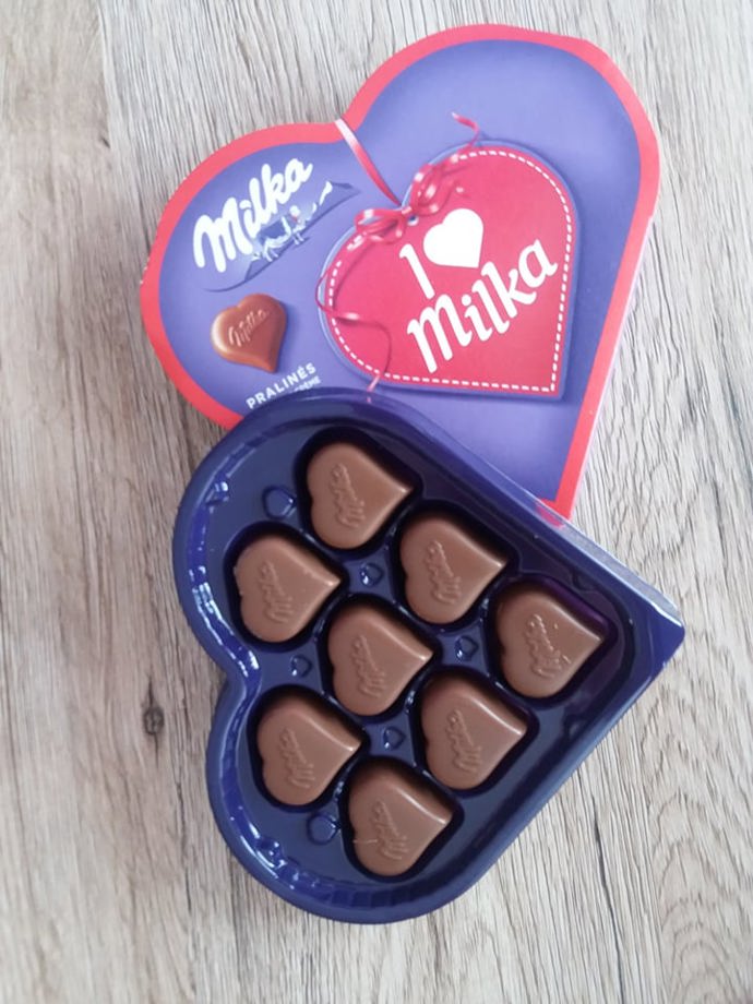 Malé srdíčko od Milky je takovou klasikou. Klasické barvy, klasický design, klasická Milka čokoláda. Tato kolekce je z naší nabídky nejlevnější, ale také nejmenší. Za 44 g zaplatíte 35 Kč.