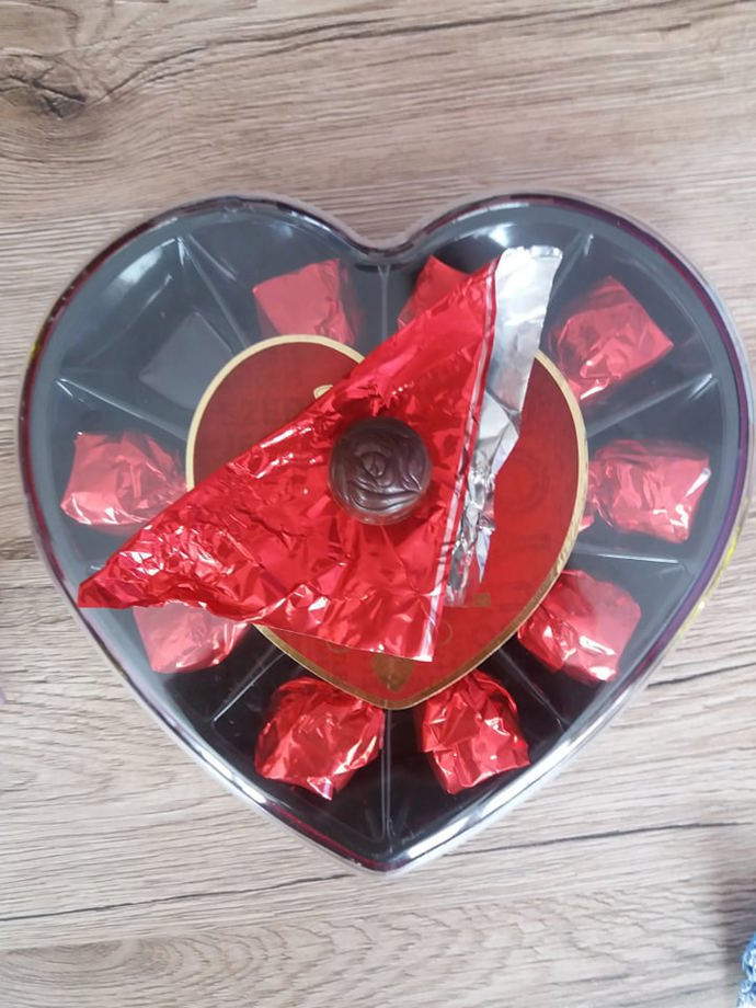 Čokoládová růže z tmavé čokolády s náplní z višní v alkoholu v retro obalu. Cena srdce 106 g je 70 Kč.