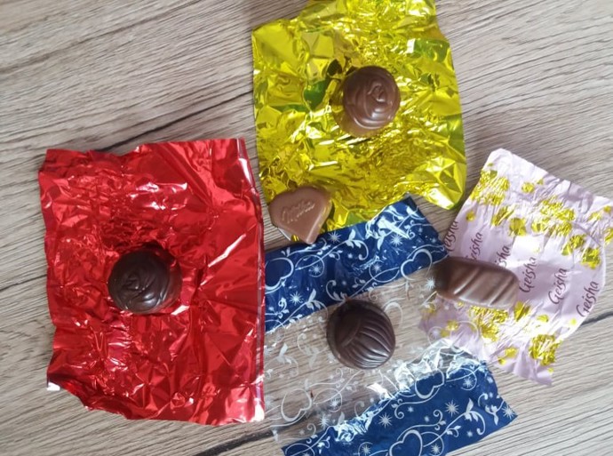 Pohled na vybalené čoko pralinky z jednotlivých kolekcí.