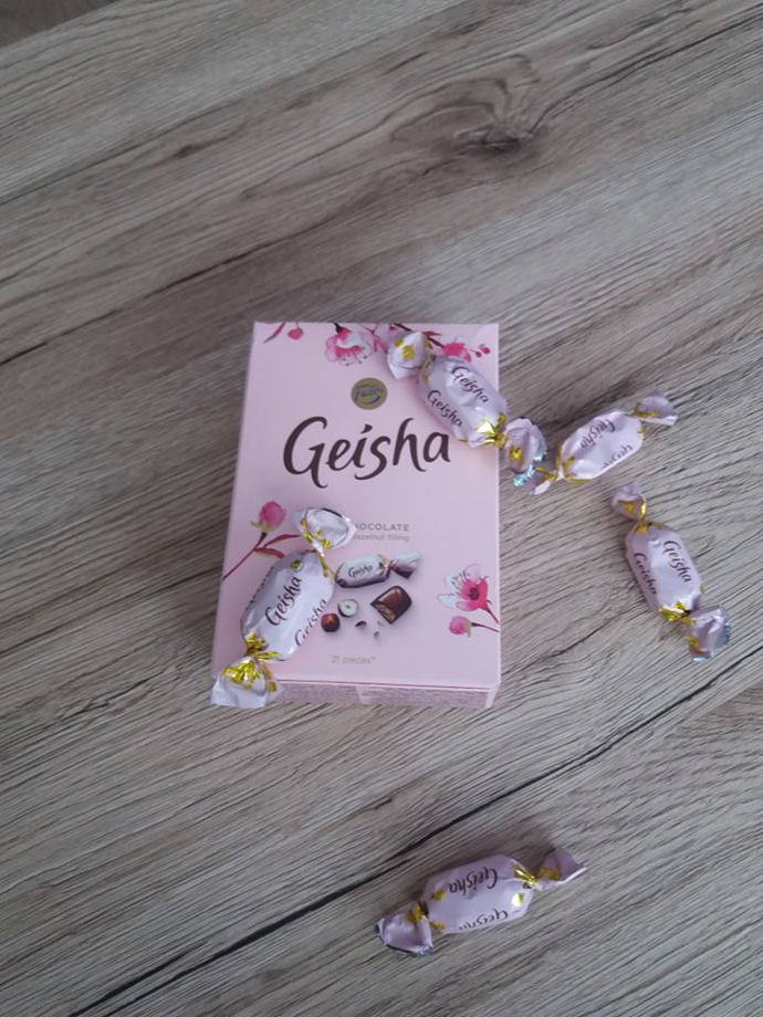 Geisha dostála tradici a i v podobě čokoládových pralinek má obal světle růžové barvy zdobený sakurou. A cena? 150 g stojí 70 Kč.