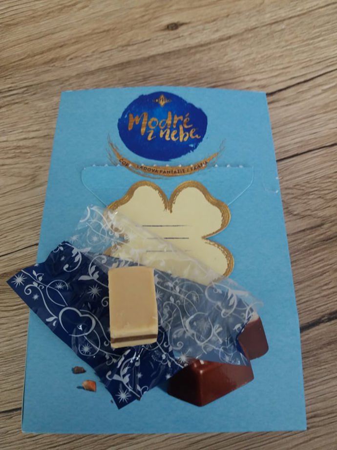 Modré z nebe od Orionu je levnější variantou. Krabička s 97 g čokoládových bonbonů stojí pouhých 40 Kč. Má však praktické zavírání a je příjemné, že můžete zvolit z několika druhů pralinek.