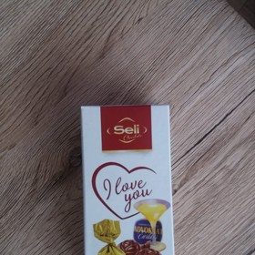 Když kousnete do téhle pralinky, je to, jako byste kousli do pekla. Vaječný koňak má podivnou pachuť a ve vteřině po něm pálí žáha. Rádoby mléčná čokoláda také za moc nestojí, takže tuto "bonboniéru" raději věnujte k svátku babičce, která miluje vaječňák, ale ne přítelkyni na 1. máje.