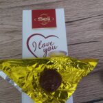 Pralinky plněné vaječným likérem jsou tak trochu retro, ani krabička není ničím zajímavá. Spíše než vzhled a chuť je tedy příjemná cena. Krabička s 85 g stojí pouhých 40 Kč.