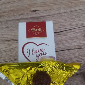 Pralinky plněné vaječným likérem jsou tak trochu retro, ani krabička není ničím zajímavá. Spíše než vzhled a chuť je tedy příjemná cena. Krabička s 85 g stojí pouhých 40 Kč.