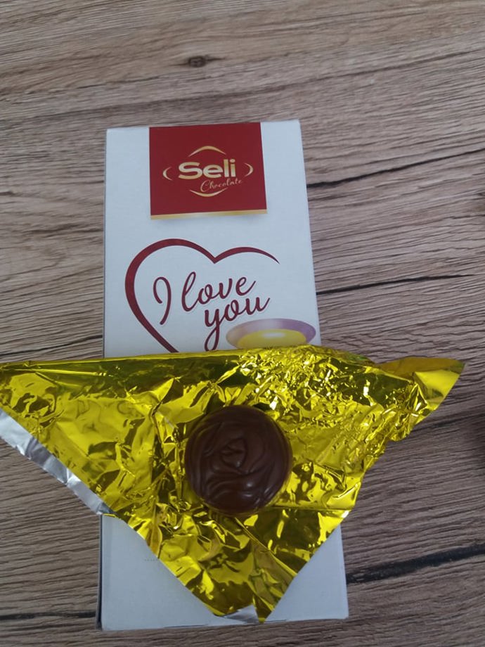 Pralinky plněné vaječným likérem jsou tak trochu retro, ani krabička není ničím zajímavá. Spíše než vzhled a chuť je tedy příjemná cena. Krabička s 85 g stojí pouhých 40 Kč.