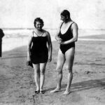 Vlasta Burian se svou manželkou Ninou u moře.