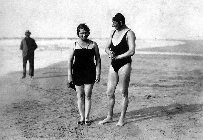 Vlasta Burian se svou manželkou Ninou u moře.