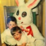 Tyhle děti mají ze stejdy zajíčka evidentně velkou radost.