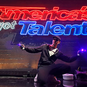 Na americkém Talentu Alex zabodoval, zda postoupil se však dozvíme až v květnu.