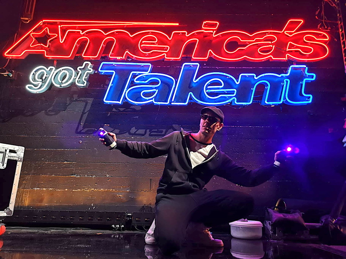 Na americkém Talentu Alex zabodoval, zda postoupil se však dozvíme až v květnu.