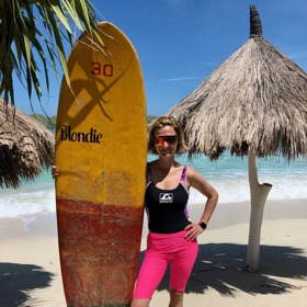 Bára na Bali surfovala i jezdila na skejtu