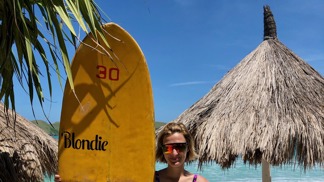 Bára na Bali surfovala i jezdila na skejtu