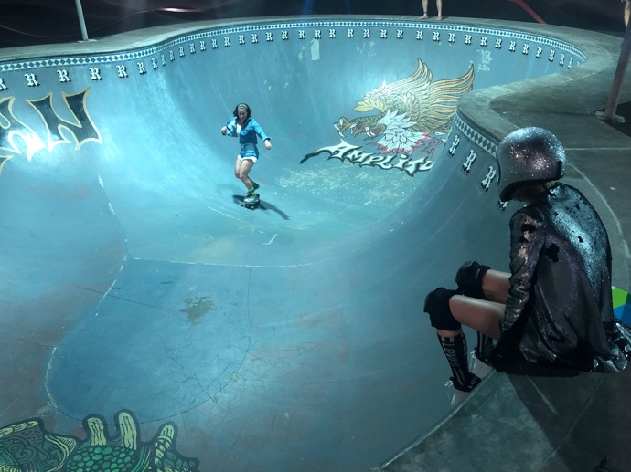 Skejtování v bazénech je na Bali běžné