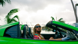 Hlavní hrdina je bohatý, sjetý a nic neřeší