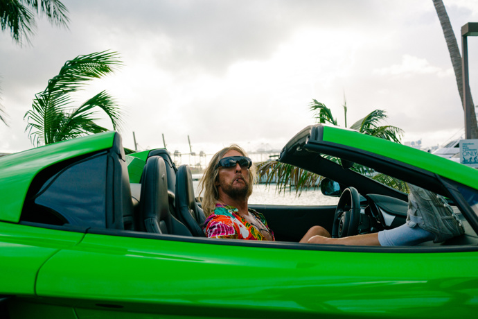 Hlavní hrdina je bohatý, sjetý a nic neřeší