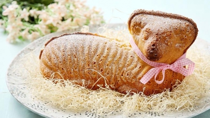 Beránkovi sluší kolem krku barevná mašle