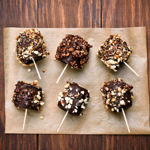 Banán namočený v čokoládě posypaný oříšky - skvělé bezlepkové jednohubky jsou na světě.