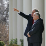 Lech Kaczyński  s prezidentem Georgem Bushem ml. před Bílým domem.