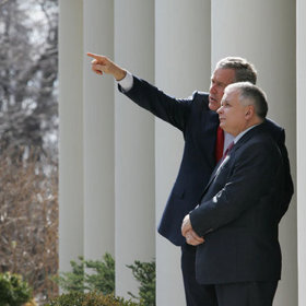 Lech Kaczyński s prezidentem Georgem Bushem ml. před Bílým domem.