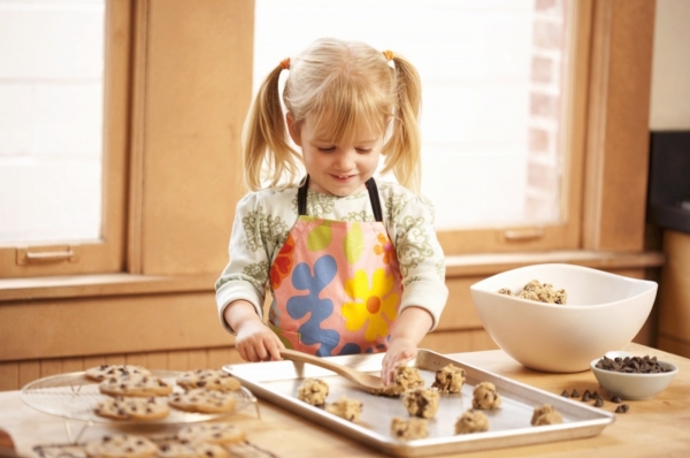 Děti se při pečení zabaví.