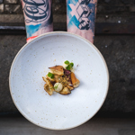 Šéfkuchař se svým týmem si za vegetariánským menu stojí.