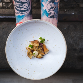 Šéfkuchař se svým týmem si za vegetariánským menu stojí.