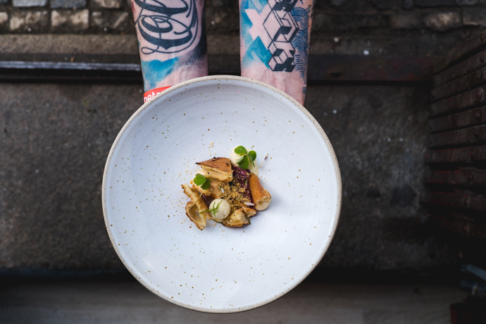 Šéfkuchař se svým týmem si za vegetariánským menu stojí.