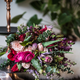 Dokonale trendy svatební kytice budou extravagantní a pestré.